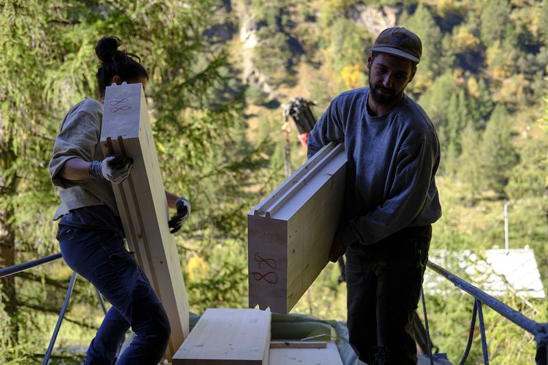 cabanotel - transformation de l'hôtel du col d'hérens à ferpècle – la mise en place dalle bois du valais – Colla images